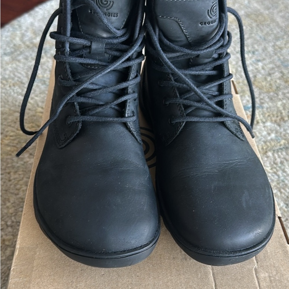 Groundies Barefoot Black  Lace-Up Combat Boots with Matte Finish 39 8 NEW